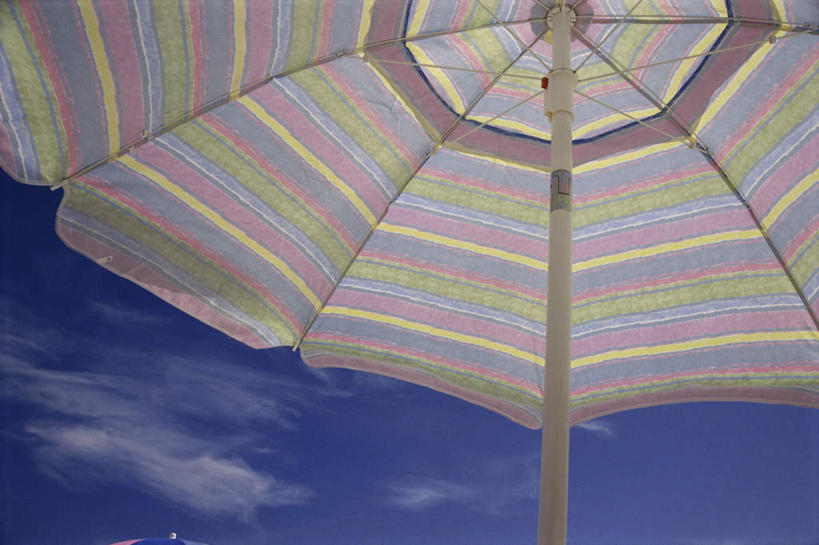 无人,横图,室外,特写,白天,仰视,一把,阴影,光线,伞,影子,雨伞,遮阳伞,云,云朵,云彩,阳伞,蓝色,白云,蓝天,天空,阳光,天,晴朗,太阳伞,晴空,彩图,低角度拍摄