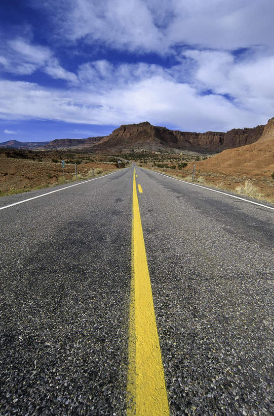 无人,竖图,室外,白天,正面,旅游,度假,石头,美景,山,山脉,植物,道路,路,公路,美国,阴影,枯萎,光线,石子,影子,景观,山峰,云,云朵,分界线,枯草,停车线,交通,山峦,云彩,娱乐,草,黄色,蓝色,白云,蓝天,天空,阳光,自然,群山,天,享受,休闲,景色,放松,晴朗,车行道,车行道分界线,北美,北美洲,犹他州,自然风光,标线,美洲,圆顶礁国家公园,车行线,北亚美利加洲,亚美利加洲,犹他,蜂窝之州,蜂房州,国会礁脉国家公园,国会礁国家公园,石块,岩石,晴空,马路,彩图