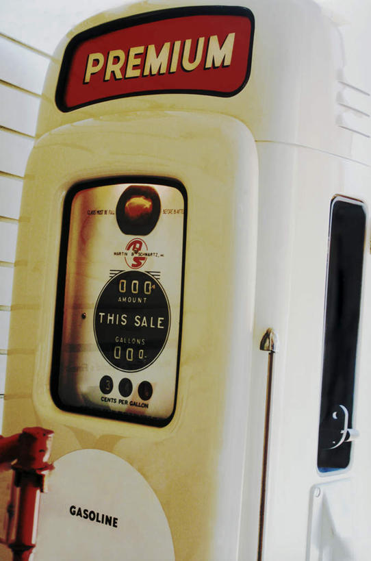 无人,竖图,室外,白天,正面,英文,标志,文字,字符,字母,墙,标识,墙壁,墙面,加油站,英文字母,加油枪,计量加油枪,输油枪,油枪,彩图,补充站,公共加油站,汽车加油站