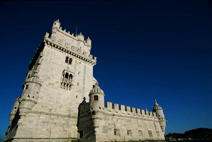 无人,家,横图,室外,白天,仰视,旅游,度假,名胜古迹,别墅,标志建筑,地标,建筑,葡萄牙,欧洲,阴影,遗迹,光线,影子,堡垒,城堡,房屋,墙,屋子,公寓,首都,古迹,文物,娱乐,建设,古建筑,洋房,楼房,里斯本,墙壁,墙面,住宅,蓝色,蓝天,天空,阳光,天,享受,休闲,旅游胜地,放松,晴朗,要塞,南欧,古文明,贝伦塔,万里无云,葡萄牙共和国,设防,晴空,晴空万里,彩图,低角度拍摄,房子