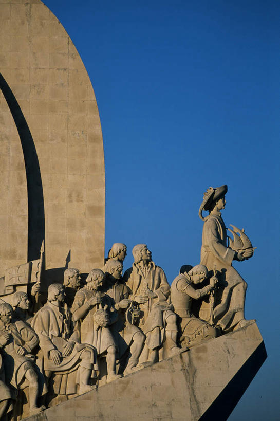 西方人,无人,站,竖图,室外,白天,仰视,旅游,度假,名胜古迹,标志建筑,地标,建筑,雕塑,葡萄牙,欧洲,欧洲人,阴影,服装,遗迹,艺术,装饰,光线,雕刻,雕像,影子,纪念碑,首都,许多人,古迹,文物,娱乐,建设,古建筑,石雕,里斯本,衣服,蓝色,蓝天,天空,阳光,工艺品,天,站着,一群人,享受,休闲,旅游胜地,放松,服饰,晴朗,纪念,美术,衣着,穿着,南欧,主题,陈列,古文明,万里无云,功能,美学,衣饰,葡萄牙共和国,发现者纪念碑,男人,男性,女人,女性,中年男性,中年女性,白种人,晴空,晴空万里,站立,半身,彩图,低角度拍摄