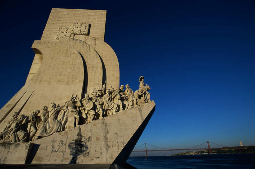 西方人,无人,站,横图,室外,白天,仰视,旅游,度假,河流,名胜古迹,水,标志建筑,地标,建筑,雕塑,葡萄牙,欧洲,欧洲人,阴影,服装,遗迹,艺术,装饰,光线,雕刻,雕像,影子,河水,水流,纪念碑,首都,许多人,古迹,文物,娱乐,建设,古建筑,石雕,里斯本,衣服,蓝色,蓝天,天空,阳光,工艺品,天,站着,一群人,享受,休闲,旅游胜地,放松,服饰,晴朗,纪念,美术,衣着,穿着,南欧,主题,陈列,古文明,万里无云,功能,美学,衣饰,葡萄牙共和国,发现者纪念碑,男人,男性,女人,女性,中年男性,中年女性,白种人,晴空,晴空万里,站立,彩图,低角度拍摄,全身