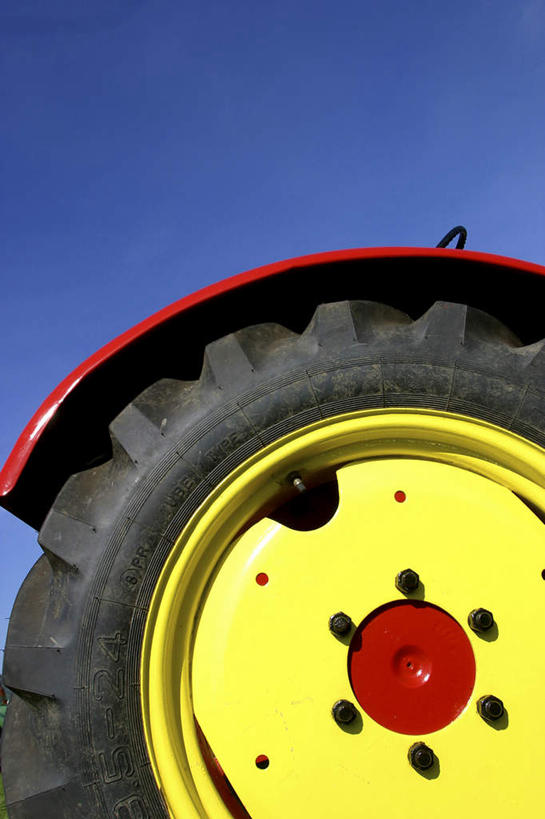 无人,竖图,室外,特写,白天,仰视,农业,汽车,一辆,阴影,光线,影子,车,蓝色,黑色,蓝天,天空,阳光,轮胎,交通工具,天,机械,橡胶,晴朗,载具,拖拉机,橡胶制品,车胎,万里无云,交通运输,农用机械,晴空,晴空万里,彩图,低角度拍摄,外胎