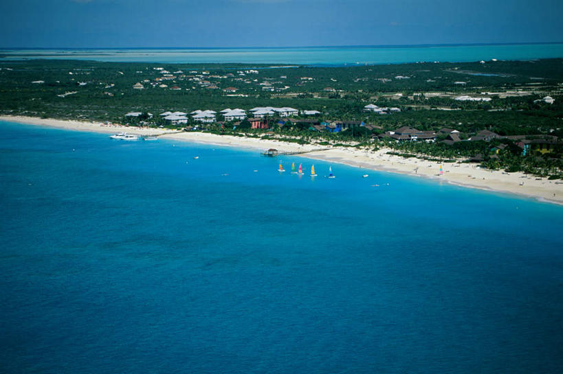 无人,横图,俯视,航拍,室外,白天,旅游,度假,草地,草坪,海浪,海洋,美景,沙滩,植物,阴影,光线,沙子,影子,海岸,景观,浪花,水平线,辽阔,海平线,沙地,娱乐,草,树,树木,蓝色,绿色,蓝天,天空,阳光,自然,海水,天,享受,休闲,广阔,景色,南美,放松,生长,晴朗,成长,一望无际,南美洲,西印度群岛,拉丁美洲,鸟瞰,自然风光,美洲,海景,万里无云,亚美利加洲,南亚美利加洲,凯科斯群岛,特克斯群岛,无边无际,一马平川,大海,风浪,海,海水的波动,海滩,近岸浪,涌浪,晴空,晴空万里,彩图,高角度拍摄,水天相接,水天一线