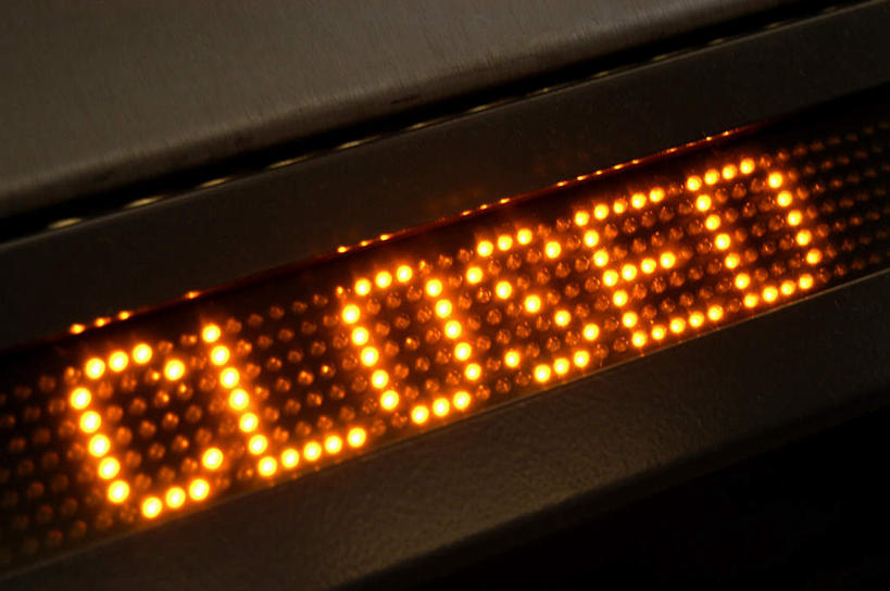 无人,横图,俯视,室外,特写,白天,显示器,静物,一排,阴影,整齐,光线,英文,标志,屏幕,文字,影子,字符,字母,灯光,标识,显示屏,排列,英文字母,电子元件,半导体,队列,二极管,输出设备,发光二极管,彩图,高角度拍摄