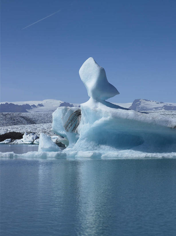无人,竖图,室外,白天,正面,旅游,度假,湖,湖泊,石头,美景,山,水,雪,雪山,大雪,欧洲,冰岛,阴影,光线,石子,影子,冰,湖面,积雪,景观,山顶,山峰,水流,水面,雪景,冬季,冬天,山峦,娱乐,蓝色,蓝天,天空,阳光,自然,湖水,天,享受,休闲,景色,放松,寒冷,晴朗,冰冷,自然风光,北欧,沉积岩,万里无云,冰岛共和国,杰古沙龙湖,严寒,冰凉,酷寒,凛冽,凛凛,极冷,瓦特纳冰原,颠峰,极峰,水成岩,石块,岩石,晴空,晴空万里,彩图
