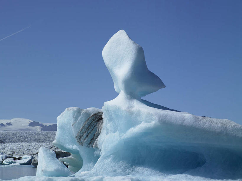 无人,横图,室外,白天,正面,旅游,度假,湖,湖泊,石头,美景,山,水,雪,雪山,大雪,欧洲,冰岛,阴影,光线,石子,影子,冰,湖面,积雪,景观,山顶,山峰,水流,水面,雪景,冬季,冬天,山峦,娱乐,蓝色,蓝天,天空,阳光,自然,湖水,天,享受,休闲,景色,放松,寒冷,晴朗,冰冷,自然风光,北欧,沉积岩,万里无云,冰岛共和国,杰古沙龙湖,严寒,冰凉,酷寒,凛冽,凛凛,极冷,瓦特纳冰原,颠峰,极峰,水成岩,石块,岩石,晴空,晴空万里,彩图