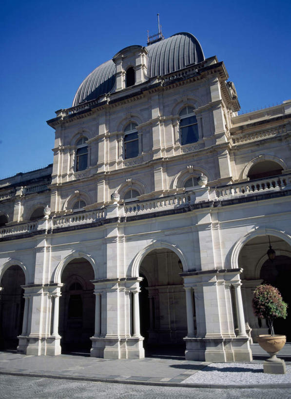 无人,竖图,室外,白天,仰视,旅游,度假,标志建筑,地标,建筑,澳大利亚,阴影,光线,影子,娱乐,建设,国会大厦,蓝色,蓝天,天空,阳光,天,享受,休闲,旅游胜地,放松,晴朗,大洋洲,澳洲,国会大楼,昆士兰州,万里无云,南方大陆,布里斯班,首府,议会大厦,议会大楼,首都大厦,州议会大厦,州政府,州会议厅,澳大利亚联邦,昆士兰,晴空,晴空万里,彩图,低角度拍摄