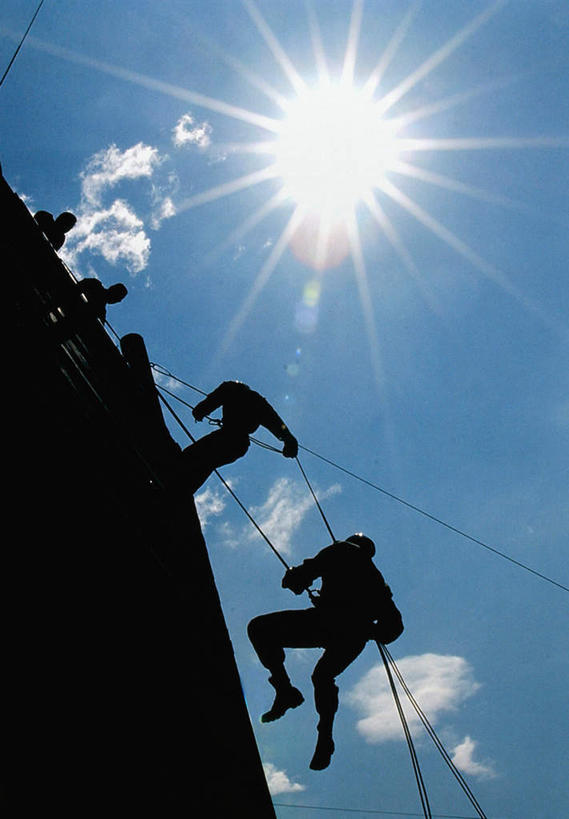 西方人,四个人,伙伴,朋友,竖图,室外,白天,仰视,运动服,锻炼,旅游,度假,探险,友谊,运动,太阳,帽子,欧洲,欧洲人,阴影,服装,光线,头盔,影子,云,云朵,背光,云彩,注视,娱乐,极限运动,衣服,蓝色,白云,蓝天,天空,阳光,安全帽,绳子,天,观察,看,享受,休闲,放松,服饰,晴朗,观看,绳索,察看,衣着,穿着,关注,室外运动,下降,降落,户外运动,逆光,速降,衣饰,降低,下跌,下落,冒险,体育,友情,男人,男性,年轻男性,白种人,晴空,彩图,低角度拍摄,全身,健身,登山绳,首绳,提升钢丝绳,提升绳,主绳,运动装