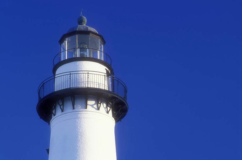 无人,栏杆,横图,室外,白天,仰视,度假,美景,城市风光,城市,道路,美国,阴影,光线,信息,影子,景观,围栏,灯塔,交通,方向,娱乐,护栏,蓝色,蓝天,天空,阳光,天,享受,休闲,景色,放松,晴朗,引导,指引,北美,北美洲,美洲,佐治亚州,万里无云,佐治亚,乔治亚州,南方帝国州,北亚美利加洲,亚美利加洲,航标,晴空,晴空万里,彩图,低角度拍摄,导航