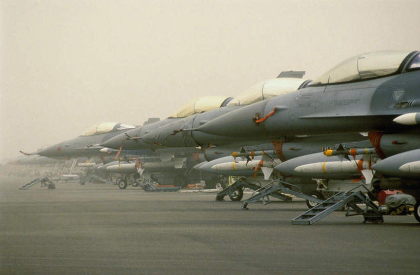 无人,机场,攀登,横图,室外,白天,正面,机器,飞机,飞机场,金属制品,美国,一排,许多,整齐,金属,梯子,阶梯,很多,航空,排列,停机坪,发动机,机械,爬,空军,上升,战斗机,北美,北美洲,队列,美洲,军用机,美军,军用战斗机,战隼战斗机,F-16战斗机,F-16战隼战斗机,北亚美利加洲,亚美利加洲,登高,飞机发动机,航空发动机,攀爬,彩图