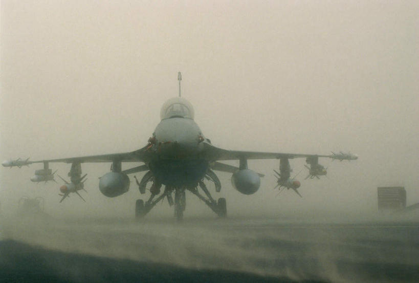 无人,机场,横图,室外,白天,正面,火箭,高科技,科技,雾,飞机,飞机场,美国,朦胧,模糊,科学,航空,停机坪,工业,空军,一架,迷雾,战斗机,北美,发射器,北美洲,美洲,导弹,炮弹,军用机,弹道导弹,军方,军工业,美军,军用战斗机,战隼战斗机,国防,F-16战斗机,F-16战隼战斗机,北亚美利加洲,亚美利加洲,大雾,彩图