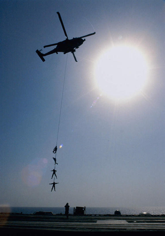 西方人,伙伴,朋友,站,竖图,室外,白天,仰视,制服,友谊,合作,团队,海浪,海洋,太阳,船,欧洲,美国,欧洲人,五个人,一排,士兵,吊挂,悬挂,阴影,整齐,光线,影子,浪花,水平线,辽阔,海平线,许多人,挂,注视,排列,衣服,蓝色,蓝天,天空,阳光,海水,绳子,天,观察,看,站着,一群人,广阔,战略,运输,军舰,空军,晴朗,观看,军人,一望无际,绳索,甲板,直升机,察看,北美,军装,北美洲,队列,关注,航母,美洲,军服,海军,海景,战舰,航空母舰,军用机,运输机,美军,飞行甲板,军用战斗机,军用战舰,军用运输器,战船,华盛顿号航空母舰,万里无云,北亚美利加洲,亚美利加洲,联合,合谋,空母,载机巡洋舰,无边无际,一马平川,配合,协作,男人,男性,年轻男性,白种人,大海,风浪,海,海水的波动,近岸浪,涌浪,晴空,晴空万里,站立,彩图,低角度拍摄,全身,SH-60海鹰直升机,赛考斯基SH-60直升机,核动力航空母舰,核航母,乔治.华盛顿号航空母舰,水天相接,水天一线