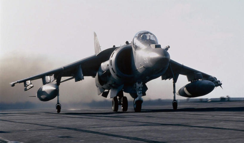 无人,横图,室外,白天,正面,美国,烟雾,空军,一架,污染,废气,战斗机,北美,北美洲,美洲,军用机,飞机尾迹,鹞式战斗机,美军,麦道公司,军用战斗机,侦察机,尾迹云,机尾云,飞机拉烟,云带,尾迹,AV-8A鹞式战斗机,北亚美利加洲,亚美利加洲,机尾迹,飞机尾气,彩图