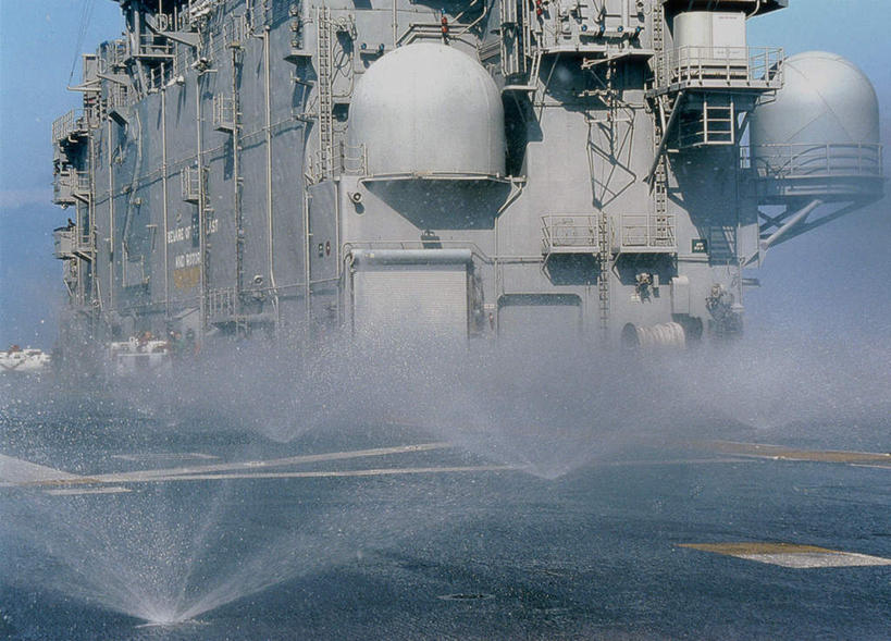 无人,横图,室外,白天,正面,海浪,海洋,船,美国,阴影,飞溅,溅,光线,液体,影子,浪花,水滴,水珠,蓝色,蓝天,天空,阳光,海水,天,军舰,晴朗,甲板,北美,北美洲,喷洒,航母,美洲,海军,海景,战舰,航空母舰,美军,飞行甲板,军用战舰,战船,万里无云,北亚美利加洲,亚美利加洲,空母,载机巡洋舰,大海,风浪,海,海水的波动,近岸浪,涌浪,晴空,晴空万里,彩图,塞班号航空母舰