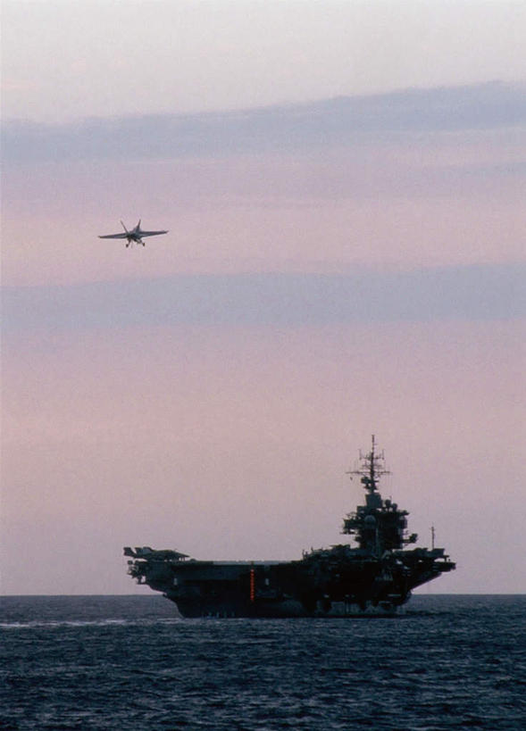 无人,竖图,室内,白天,正面,海浪,海洋,日落,飞机,船,美国,阴影,波纹,飞溅,溅,光线,液体,影子,浪花,水滴,水平线,晚霞,霞光,落日,辽阔,海平线,水珠,水纹,阳光,海水,黄昏,船尾波,波浪,广阔,彩霞,军舰,空军,一望无际,甲板,战斗机,北美,北美洲,喷洒,航母,美洲,海军,海景,战舰,航空母舰,军用机,小鹰号航空母舰,美军,飞行甲板,军用战斗机,军用战舰,战船,F/A-18战斗机,F/A-18战机,F-18C大黄蜂战斗机,F-18大黄蜂战斗机,F-18战斗机,F-18战机,KC-135加油机,北亚美利加洲,亚美利加洲,空母,载机巡洋舰,无边无际,一马平川,夕照,大海,风浪,海,海水的波动,近岸浪,涌浪,夕阳,彩图,水天相接,水天一线,斜阳