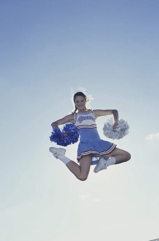 西方人,一个人,跳,笑,微笑,露齿笑,竖图,室外,白天,仰视,裙子,运动鞋,鞋子,欧洲,欧洲人,仅一个年轻女性,仅一个女性,仅一个人,握,阴影,连衣裙,光线,影子,半空,拿,拿着,注视,蓝色,白色,蓝天,天空,阳光,天,观察,看,握着,晴朗,观看,休闲鞋,察看,关注,万里无云,拉拉花,拉拉球,啦啦花,啦啦球,年轻女性,女人,女性,白种人,晴空,晴空万里,跳跃,彩图,低角度拍摄,全身