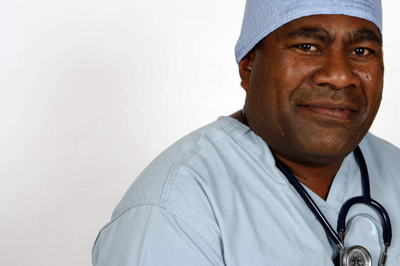 西方人,一个人,医生,站,笑,微笑,横图,室内,白天,白色背景,正面,工作服,制服,帽子,欧洲,非洲,黑人,欧洲人,仅一个男性,仅一个人,仅一个中年男性,阴影,反射,影子,注视,听诊器,观察,看,站着,医护人员,医疗人员,摄影,影棚,观看,察看,医疗设备,关注,医疗器械,防护服,医疗工具,隔离服,无菌服,医生帽,工作制服,检测工具,男人,男性,中年男性,非洲人,大夫,站立,半身,彩图,影棚拍摄,工作套服,拍摄,防静电工装,隔工作服,洁净工装,洁净工作服,净化服,无尘工作服,无尘衣