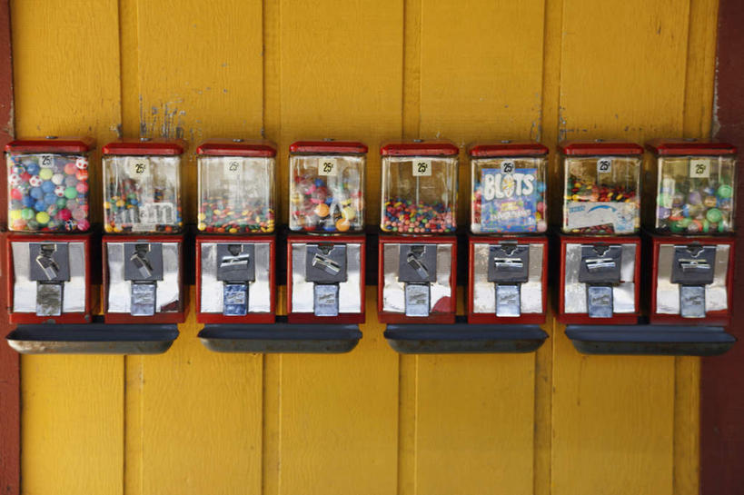 无人,横图,室内,特写,白天,正面,购物,游戏,消费,机器,静物,玩具,一排,许多,阴影,整齐,反射,影子,墙,玩,娱乐,设备,墙壁,墙面,自动贩卖机,自动售货机,排列,黄色,休闲,益智,金融,百货,活动,队列,发泄,消遣,智力,销售,贩卖,选购,贸易,宣泄,玩耍,嬉戏,彩图,扭蛋,扭蛋机