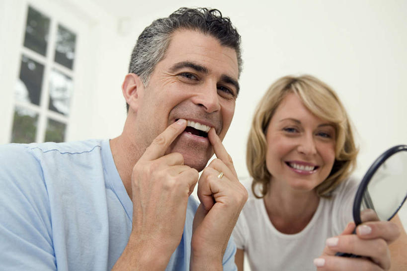 西方人,中年人,两个人,家庭,夫妻,站,笑,摸,微笑,露齿笑,横图,室内,白天,仰视,爱情,化妆,美容,镜子,欧洲,欧洲人,抚摸,握,服装,朦胧,模糊,反射,墙,浪漫,拿,拿着,注视,休闲装,墙壁,墙面,衣服,白色,化妆镜,观察,看,站着,休闲,温暖,温馨,一家人,休闲服,恩爱,握着,恋人,服饰,观看,镜像,和睦,察看,镜面,关注,光学,手镜,男人,男性,女人,女性,中年男性,中年女性,白种人,夫妇,情侣,触摸,接触,站立,半身,彩图,低角度拍摄,伴侣,融洽