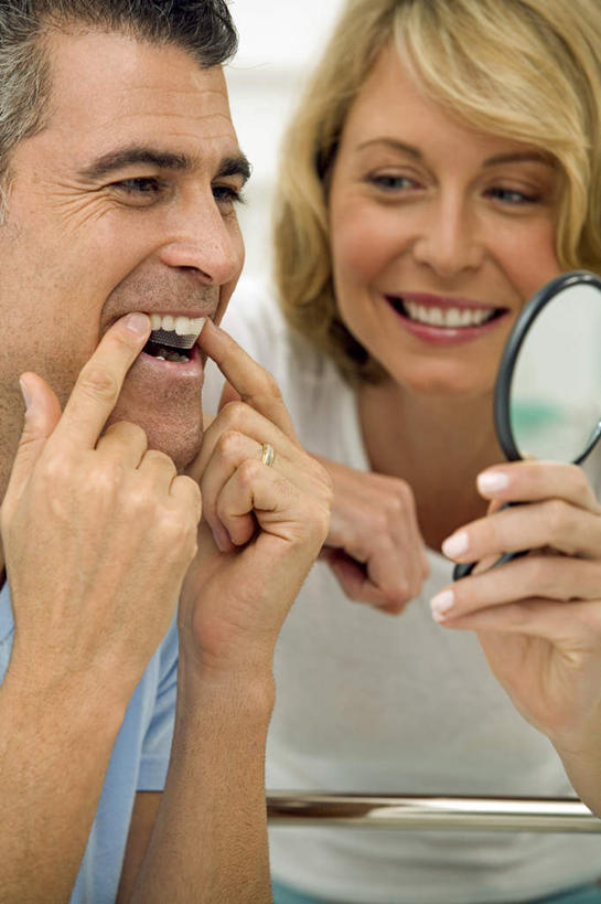 西方人,中年人,两个人,家庭,夫妻,站,笑,摸,微笑,露齿笑,竖图,室内,白天,正面,爱情,化妆,美容,镜子,欧洲,欧洲人,抚摸,握,服装,朦胧,模糊,反射,墙,浪漫,拿,拿着,注视,休闲装,墙壁,墙面,衣服,白色,化妆镜,观察,看,站着,休闲,温暖,温馨,一家人,休闲服,恩爱,握着,恋人,服饰,观看,镜像,和睦,察看,镜面,关注,光学,手镜,男人,男性,女人,女性,中年男性,中年女性,白种人,夫妇,情侣,触摸,接触,站立,半身,彩图,伴侣,融洽