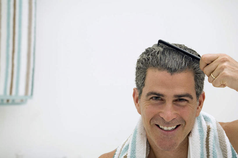 西方人,一个人,站,笑,微笑,露齿笑,横图,室内,白天,正面,欧洲,欧洲人,仅一个男性,仅一个人,仅一个中年男性,握,纺织物,墙,拿,梳子,拿着,梳头,注视,裸露,墙壁,墙面,白色,毛巾,日用品,观察,看,清洁,站着,握着,观看,保暖,察看,关注,裸,透气,防水,美发用品,储水,耐磨,吸水,男人,男性,中年男性,白种人,站立,半身,彩图