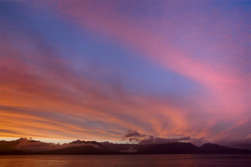 无人,横图,室外,白天,仰视,旅游,度假,河流,美景,日落,山,山脉,水,峡谷,美国,阴影,光线,影子,河水,景观,山峰,水流,晚霞,霞光,云,云朵,落日,山峦,云彩,娱乐,白云,阳光,自然,黄昏,群山,享受,休闲,景色,彩霞,放松,北美,北美洲,自然风光,美洲,俄勒冈州,胡德河峡谷,俄勒冈,北亚美利加洲,亚美利加洲,落日之州,水獭之州,海狸州,胡得山,夕照,夕阳,彩图,低角度拍摄,斜阳