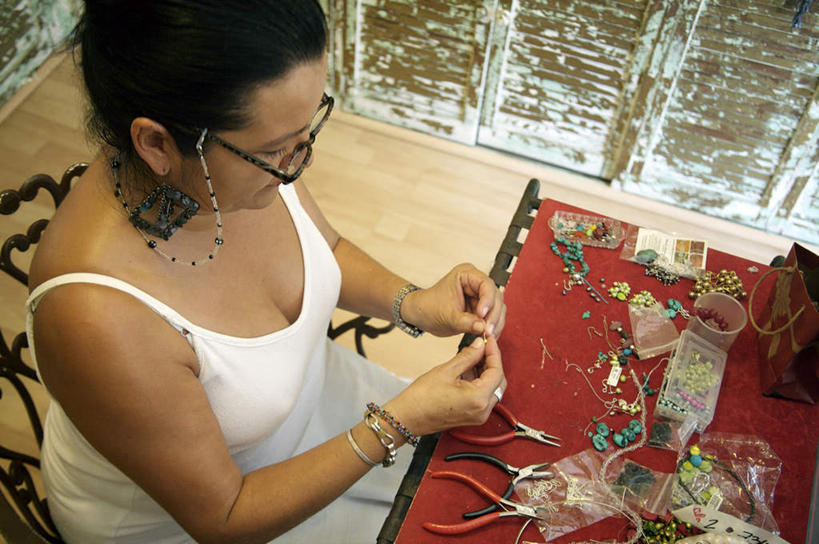 西方人,一个人,商店,坐,横图,俯视,室内,白天,爱情,桌面,桌子,椅子,吊带,欧洲,欧洲人,仅一个女性,仅一个人,连接,握,组合,服装,弯曲,木制,工具,钳子,浪漫,拿,拿着,注视,吊带衫,加工,商铺,装饰品,衣服,耳环,戒指,木制品,饰品,手链,首饰,观察,看,仅一个中年女性,恩爱,握着,服饰,手镯,观看,老虎钳,链接,信物,固定,五金,察看,紧固,权利,衣着,穿着,关注,拼接,剪断,拼凑,镯子,扭转,拼合,凑集,聚合,撮合,链结,牢固,夹持,手饰,耳饰,市肆,商号,衣饰,女人,女性,中年女性,白种人,坐着,半身,彩图,高角度拍摄,店铺