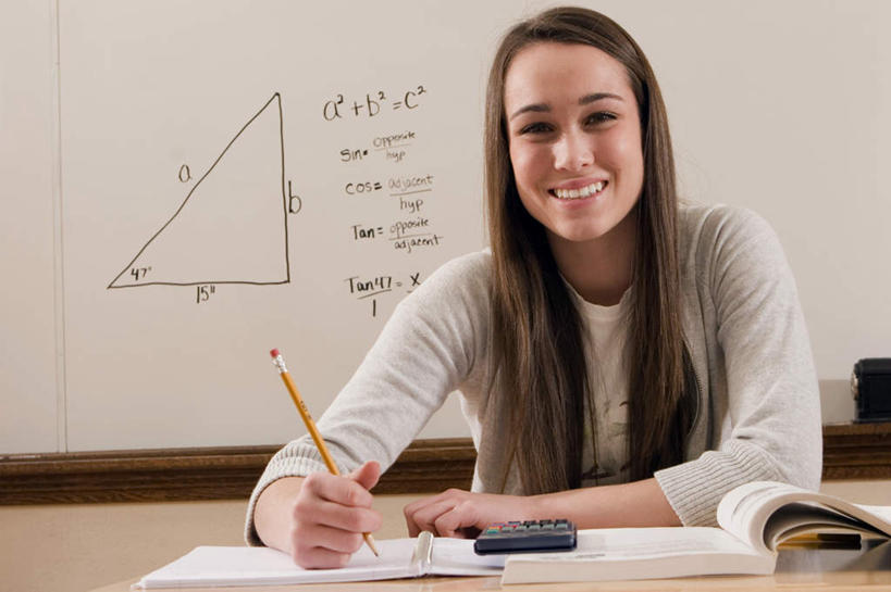 西方人,一个人,学校,坐,笑,微笑,露齿笑,横图,室内,白天,正面,计算器,桌子,书籍,欧洲,欧洲人,仅一个年轻女性,仅一个女性,仅一个人,握,服装,计算,科学,笔,三角形,图形,办公用品,记事本,几何,拿,拿着,注视,休闲装,书桌,校园,文具,衣服,白板,本子,笔记本,课桌,铅笔,学习用品,观察,看,休闲,教室,休闲服,握着,理财,财务,服饰,观看,文具用品,察看,关注,数学,记录板,直角三角形,记事板,年轻女性,女人,女性,白种人,书,图书,坐着,半身,彩图,Rt三角形,几何图形