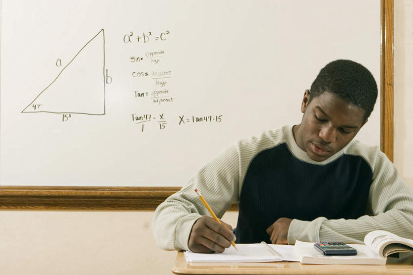 西方人,一个人,学校,坐,横图,室内,白天,正面,计算器,桌子,欧洲,非洲,黑人,欧洲人,仅一个男性,仅一个人,握,服装,计算,科学,英文,笔,标志,三角形,图形,文字,字符,字母,墙,办公用品,记事本,几何,拿,拿着,注视,休闲装,标识,书桌,校园,墙壁,墙面,文具,仅一个年轻男性,衣服,白色,白板,本子,笔记本,课桌,铅笔,学习用品,观察,看,休闲,教室,休闲服,握着,理财,财务,服饰,观看,英文字母,文具用品,察看,书写,关注,数学,记录板,直角三角形,阿拉伯文,记事板,阿拉伯语,阿拉伯字母,男人,男性,年轻男性,非洲人,坐着,半身,彩图,Rt三角形,几何图形