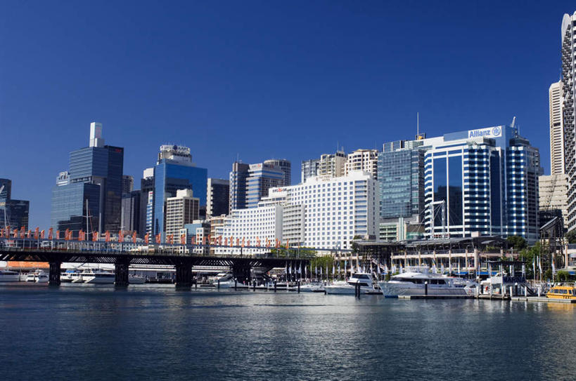 无人,高楼大厦,码头,横图,室外,白天,正面,度假,美景,城市风光,标志建筑,城市,大厦,地标,港口,建筑,摩天大楼,船,澳大利亚,一艘,阴影,波纹,飞溅,溅,光线,液体,影子,景观,水滴,建筑群,娱乐,建设,游轮,游船,水珠,蓝色,蓝天,水纹,天空,阳光,船尾波,交通工具,波浪,天,享受,休闲,景色,放松,晴朗,喷洒,载具,大洋洲,悉尼,澳洲,万里无云,南方大陆,首府,澳大利亚联邦,旅游船,新州,新南威尔士,新南威尔士州,达令港,情人港,晴空,晴空万里,彩图,摆渡口,埠头,大楼,渡口,渡头,港湾,高层建筑,高楼,海港,货运码头,口岸,摩天楼,商港