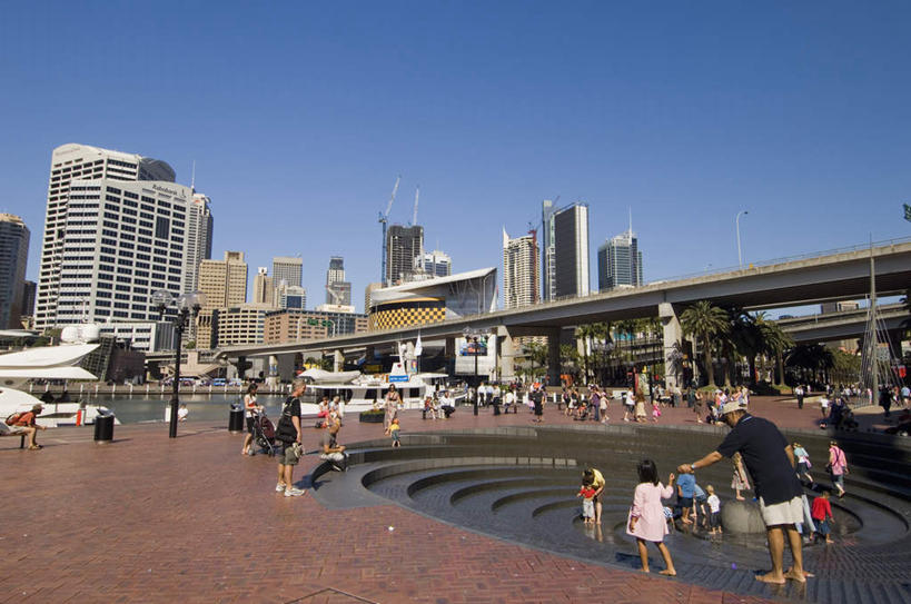 西方人,背部,高楼大厦,码头,走,横图,室外,白天,正面,度假,美景,城市风光,标志建筑,城市,大厦,地标,港口,建筑,摩天大楼,欧洲,澳大利亚,欧洲人,阴影,服装,光线,影子,景观,建筑群,许多人,注视,休闲装,娱乐,建设,衣服,蓝色,蓝天,天空,阳光,天,观察,看,一群人,享受,休闲,休闲服,景色,放松,服饰,晴朗,观看,察看,关注,大洋洲,悉尼,澳洲,万里无云,南方大陆,首府,澳大利亚联邦,新州,新南威尔士,新南威尔士州,达令港,情人港,男人,男性,年轻男性,年轻女性,女人,女性,白种人,晴空,晴空万里,步行,散步,走路,半身,彩图,摆渡口,埠头,大楼,渡口,渡头,港湾,高层建筑,高楼,海港,货运码头,口岸,摩天楼,商港