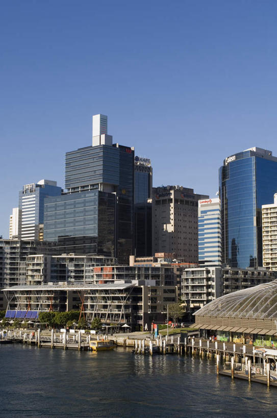 无人,高楼大厦,码头,竖图,室外,白天,正面,度假,海浪,海洋,美景,城市风光,标志建筑,城市,大厦,地标,港口,建筑,摩天大楼,澳大利亚,阴影,光线,影子,景观,浪花,建筑群,娱乐,建设,蓝色,蓝天,天空,阳光,海水,天,享受,休闲,景色,放松,晴朗,大洋洲,悉尼,澳洲,海景,万里无云,南方大陆,首府,澳大利亚联邦,新州,新南威尔士,新南威尔士州,达令港,情人港,大海,风浪,海,海水的波动,近岸浪,涌浪,晴空,晴空万里,彩图,摆渡口,埠头,大楼,渡口,渡头,港湾,高层建筑,高楼,海港,货运码头,口岸,摩天楼,商港