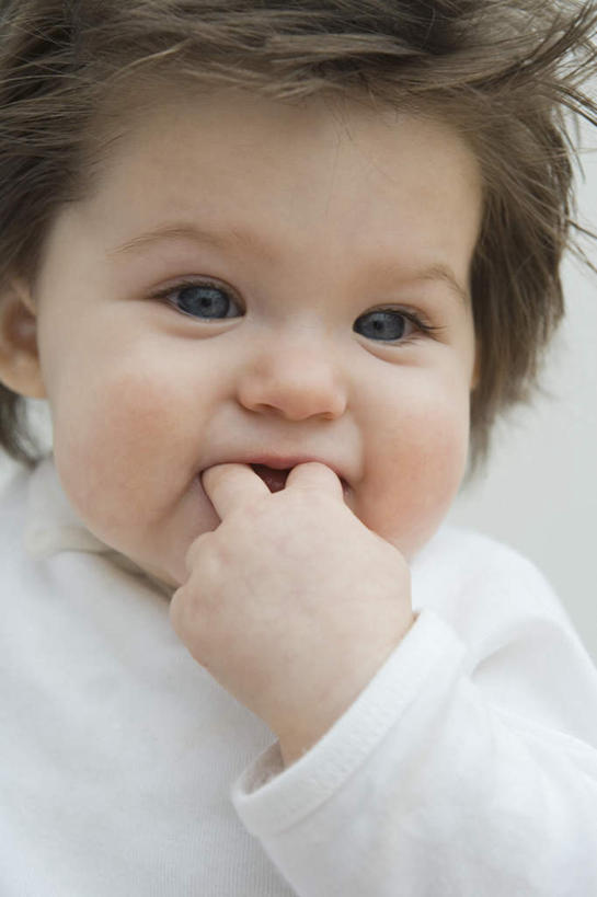 西方人,婴儿,儿童,脸,头,脸颊,手,头发,一个人,竖图,室内,特写,白天,正面,婴儿服装,纯洁,欧洲,欧洲人,仅一个人,阴影,反射,影子,棕色,注视,肩膀,小孩,观察,看,手部,可爱,摄影,活泼,影棚,观看,单手,察看,关注,宝宝,吸吮,纯真,烂漫,无邪,伶俐,天真,白种人,孩子,头部,直发,脸部,脸蛋,面部,半身,彩图,影棚拍摄,婴儿服,拍摄,短发