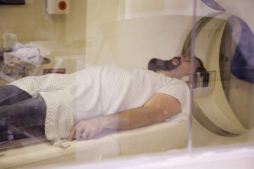 西方人,胡须,一个人,病人,医院,躺,横图,x光片,室内,白天,侧面,机器,窗户,欧洲,欧洲人,仅一个男性,仅一个人,仅一个中年男性,阴影,反射,辐射,医学,影子,设备,玻璃窗,医疗,医疗设备,x射线,病患,医疗器械,x光,医疗工具,医疗机构,病号服,CAT扫描仪,检测工具,卧着,男人,男性,中年男性,白种人,胡子,络腮胡,患者,就医者,躺着,卧,半身,彩图,病院,诊所,计算机X射线轴向分层造影扫描仪,计算机轴向断层扫描,电磁波,电磁辐射