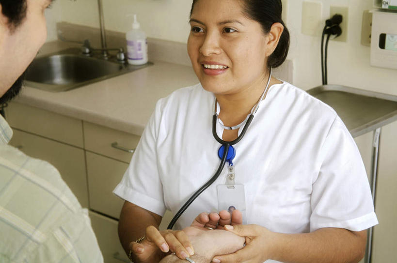 西方人,两个人,医生,护士,站,坐,笑,微笑,露齿笑,横图,室内,白天,正面,工作服,制服,床,柜子,桌子,欧洲,欧洲人,阴影,服装,检查,反射,水槽,影子,墙,床单,储物柜,注视,休闲装,被子,标识,吊牌,水斗,相视,墙壁,墙面,衣服,白色,病床,听诊器,胸牌,观察,看,站着,医护人员,医疗人员,休闲,面对面,休闲服,服饰,观看,对视,察看,医疗设备,徽章,被单,互视,白衣天使,储存,关注,医疗器械,相对,身份,医疗工具,胸章,胸卡,相看,编号牌,雕刻牌,工号牌,胸号牌,胸徽,员工牌,工作制服,搭脉,储备,蕴藏,贮备,检测工具,男人,男性,年轻女性,女人,女性,中年男性,白种人,大夫,站立,坐着,半身,彩图,工作套服,护理床,医疗床,贮存