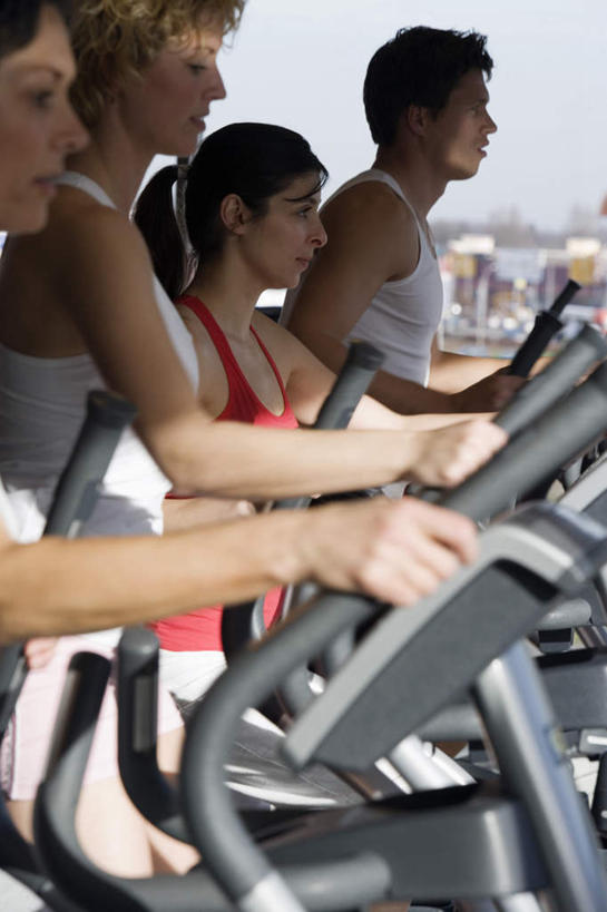 西方人,四个人,伙伴,朋友,健身房,走,竖图,室内,白天,侧面,锻炼,友谊,运动,窗户,欧洲,欧洲人,握,阴影,服装,反射,背心,影子,注视,娱乐,运动器械,玻璃窗,衣服,观察,看,享受,休闲,健身器械,放松,握着,服饰,观看,察看,衣着,穿着,关注,健身器材,室内运动,衣饰,漫步机,太空漫步机,友情,男人,男性,女人,女性,中年男性,中年女性,白种人,步行,走路,半身,彩图,健身,健身馆,运动器材