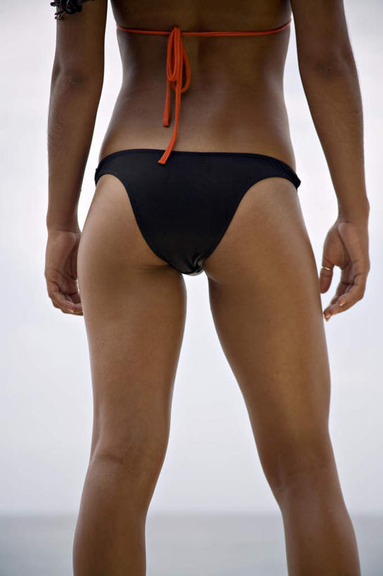 西方人,一个人,站,竖图,室外,白天,泳装,比基尼,海浪,海洋,欧洲,欧洲人,仅一个年轻女性,仅一个女性,仅一个人,浪花,乌云,云,阴天,云朵,云彩,背面,天空,海水,天,站着,昏暗,阴沉,苗条,海景,修长,年轻女性,女人,女性,白种人,大海,风浪,海,海水的波动,近岸浪,涌浪,站立,半身,彩图,三点式,泳衣