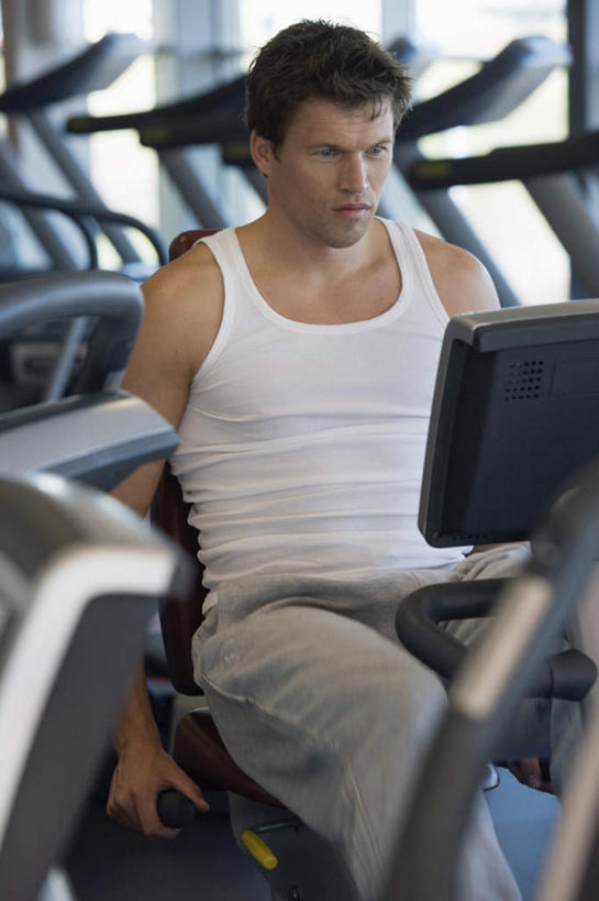 西方人,一个人,健身房,坐,竖图,室内,白天,正面,运动服,欧洲,欧洲人,仅一个男性,仅一个人,仅一个中年男性,阴影,服装,朦胧,模糊,反射,影子,注视,运动器械,衣服,白色,观察,看,健身器械,服饰,观看,察看,衣着,穿着,关注,健身器材,衣饰,漫步机,太空漫步机,男人,男性,中年男性,白种人,坐着,半身,彩图,健身馆,运动器材,运动装