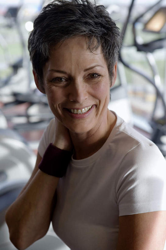 西方人,一个人,健身房,笑,微笑,露齿笑,竖图,室内,白天,正面,运动服,欧洲,欧洲人,仅一个女性,仅一个人,握,阴影,服装,朦胧,模糊,反射,影子,护腕,扭头,注视,运动器械,衣服,观察,看,转头,仅一个中年女性,健身器械,握着,服饰,观看,察看,衣着,穿着,关注,健身器材,衣饰,漫步机,太空漫步机,女人,女性,中年女性,白种人,半身,彩图,健身馆,运动器材,运动装