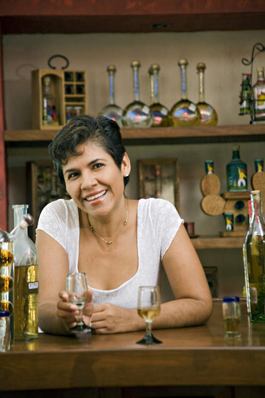 西方人,一个人,酒吧,站,笑,微笑,露齿笑,竖图,室内,白天,正面,欧洲,欧洲人,仅一个女性,仅一个人,握,阴影,服装,反射,影子,墙,伏特加,酒类,置物架,注视,休闲装,文化,架子,墙壁,墙面,玻璃制品,酒,酒瓶,饮料,衣服,白色,玻璃瓶,瓶子,鸡尾酒,观察,看,站着,仅一个中年女性,休闲,休闲服,调酒,握着,服饰,观看,察看,创造,关注,陈列架,想象,蒸馏酒,特其拉日出,特其拉日出鸡尾酒,搁架,店东,店主,东主,女人,女性,中年女性,白种人,站立,半身,彩图,酒吧间,酒馆