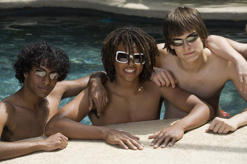 西方人,三个人,伙伴,朋友,游泳池,笑,微笑,露齿笑,横图,室外,白天,正面,友谊,水,欧洲,欧洲人,亚洲,阴影,泳裤,朦胧,模糊,光线,墨镜,眼镜,影子,水池,水面,注视,泳池,裸露,阳光,太阳镜,太阳眼镜,观察,看,遮阳镜,搭,观看,察看,搭着,关注,裸,三副,友情,男人,男性,年轻男性,白种人,亚洲人,印度人,半身,彩图