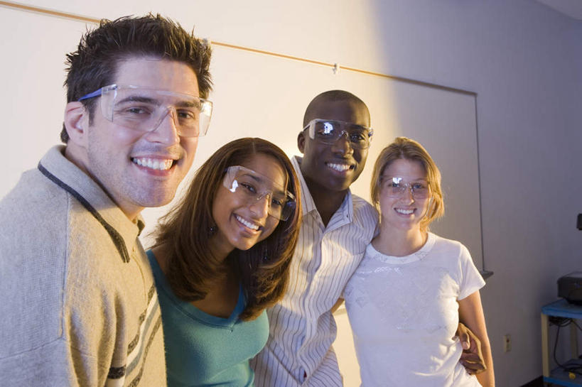 西方人,四个人,伙伴,朋友,学校,站,笑,微笑,露齿笑,横图,室内,白天,正面,毛衣,友谊,安全,欧洲,非洲,黑人,欧洲人,阴影,服装,反射,眼镜,影子,墙,防护,注视,休闲装,校园,墙壁,墙面,衣服,白色,白板,观察,看,站着,休闲,教室,同学,休闲服,搭,服饰,观看,护目镜,保护,察看,校友,搭着,关注,保险,记录板,线衫,记事板,保全,周全,安稳,安定,同窗,学友,安全防护眼镜,平安,友情,男人,男性,年轻男性,年轻女性,女人,女性,白种人,非洲人,站立,半身,彩图,绒衣,套衫,套头毛衣,线衣,四副,防护眼镜