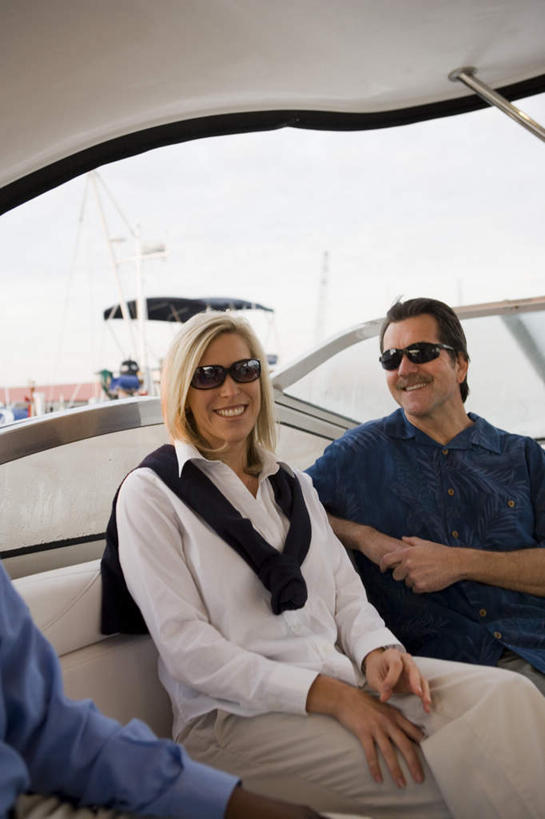 西方人,三个人,夫妻,伙伴,朋友,坐,笑,微笑,露齿笑,竖图,室外,白天,正面,爱情,友谊,窗户,船,欧洲,欧洲人,一辆,阴影,服装,反射,墨镜,眼镜,影子,游艇,浪漫,注视,休闲装,玻璃窗,衣服,太阳镜,太阳眼镜,交通工具,观察,看,休闲,休闲服,遮阳镜,恩爱,搭,恋人,服饰,观看,察看,搭着,关注,载具,两副,友情,男人,男性,女人,女性,中年男性,中年女性,白种人,夫妇,情侣,坐着,半身,彩图,伴侣