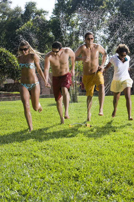 西方人,四个人,伙伴,朋友,笑,微笑,露齿笑,竖图,室外,白天,正面,泳装,比基尼,爱情,友谊,草地,草坪,植物,欧洲,非洲,黑人,欧洲人,一排,奔驰,阴影,飞溅,裤子,整齐,溅,光线,墨镜,眼镜,液体,影子,水滴,浪漫,注视,裸露,水珠,草,树,树木,排列,绿色,阳光,自然,太阳镜,太阳眼镜,奔跑,观察,看,温暖,温馨,遮阳镜,恩爱,恋人,生长,成长,观看,和睦,察看,队列,关注,喷洒,裸,洒水车,多功能绿化洒水车,多功能喷洒车,绿化喷洒车,绿化洒水车,水罐车,园林绿化喷洒车,园林喷药车,友情,男人,男性,年轻男性,年轻女性,女人,女性,白种人,非洲人,情侣,彩图,全身,三点式,泳衣,伴侣,融洽