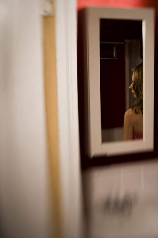 西方人,一个人,站,竖图,室内,白天,化妆,美容,镜子,欧洲,欧洲人,仅一个年轻女性,仅一个女性,仅一个人,反射,墙,扭头,裸露,墙壁,墙面,背面,化妆镜,站着,转头,镜像,镜面,裸,光学,年轻女性,女人,女性,白种人,站立,半身,彩图