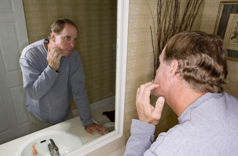 西方人,一个人,站,摸,横图,俯视,室内,白天,植物,镜子,卫生间,洗手间,欧洲,欧洲人,仅一个男性,仅一个人,仅一个中年男性,抚摸,服装,盆栽,水槽,水龙头,盆景,注视,休闲装,水斗,开关,衣服,绿色,自然,打开,观察,看,站着,休闲,休闲服,服饰,生长,成长,观看,担忧,阀门,镜像,察看,开启,镜面,忧虑,关注,忧郁,水咀,担心,男人,男性,中年男性,白种人,厕所,触摸,接触,站立,半身,彩图,高角度拍摄,耽心