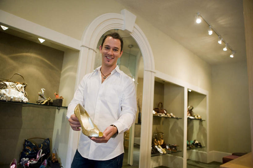 西方人,一个人,商务人士,商务男性,商店,站,笑,微笑,露齿笑,横图,室内,白天,正面,高跟鞋,衬衫,时尚,鞋子,欧洲,欧洲人,仅一个男性,仅一个人,仅一个中年男性,握,阴影,套装,光线,影子,墙,走道,走廊,过道,灯光,注视,商铺,墙壁,墙面,白色,观察,看,站着,握着,观看,察看,关注,时髦,商务装,工薪阶层,市肆,商号,时兴,店东,店主,东主,男人,男性,中年男性,白种人,白领,上班族,站立,半身,彩图,衬衣,店铺