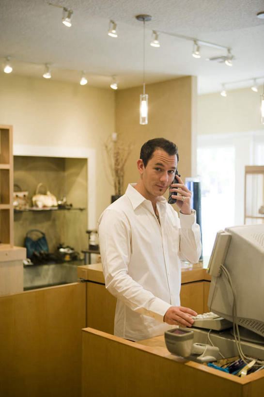 西方人,一个人,商务人士,商务男性,商店,站,说,打电话,竖图,室内,白天,正面,衬衫,讨论,电脑,显示器,鼠标,键盘,电话,手机,照明,欧洲,欧洲人,仅一个男性,仅一个人,仅一个中年男性,握,阴影,套装,光线,网络,影子,墙,灯光,注视,输入设备,通讯设备,商铺,顶灯,墙壁,墙面,灯,白色,灯具,观察,看,站着,台式电脑,握着,观看,照亮,察看,照明设备,关注,通信设备,商务装,工薪阶层,输出设备,市肆,商号,店东,店主,东主,交流,男人,男性,中年男性,白种人,白领,上班族,沟通,讲话,交谈,商讨,说话,谈话,通话,站立,半身,彩图,衬衣,店铺