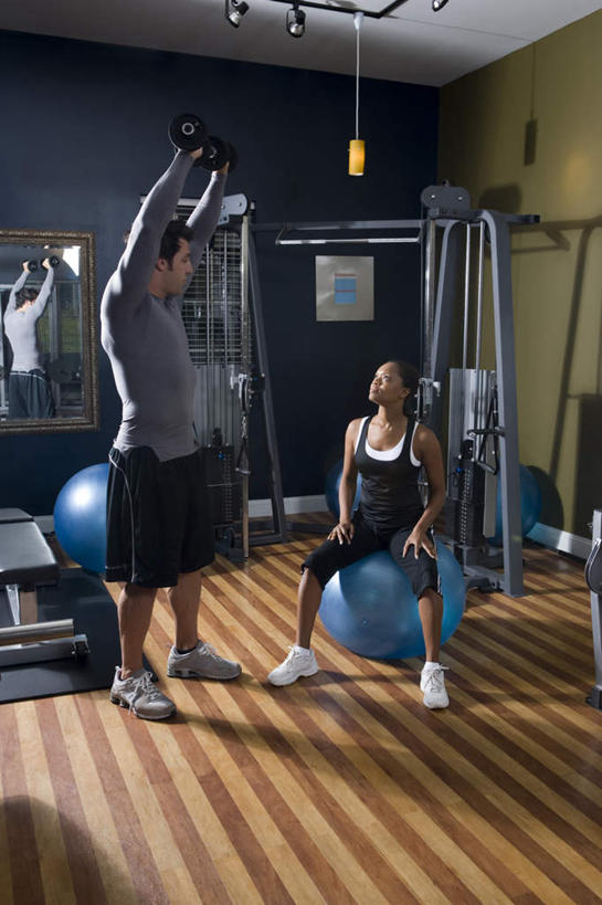 西方人,两个人,学生,健身房,站,坐,举,竖图,室内,白天,正面,运动服,锻炼,运动,地板,天花板,欧洲,非洲,黑人,欧洲人,阴影,服装,反射,影子,地面,注视,娱乐,运动器械,木地板,衣服,蓝色,白色,观察,看,托,站着,教练,享受,休闲,健身器械,健身球,放松,服饰,观看,瑜伽球,察看,衣着,穿着,关注,健身器材,拉力器,室内运动,衣饰,男人,男性,年轻女性,女人,女性,中年男性,白种人,非洲人,举起,举手,举着,向上举,向上伸,向上托,站立,坐着,彩图,全身,健身,健身馆,运动器材,运动装